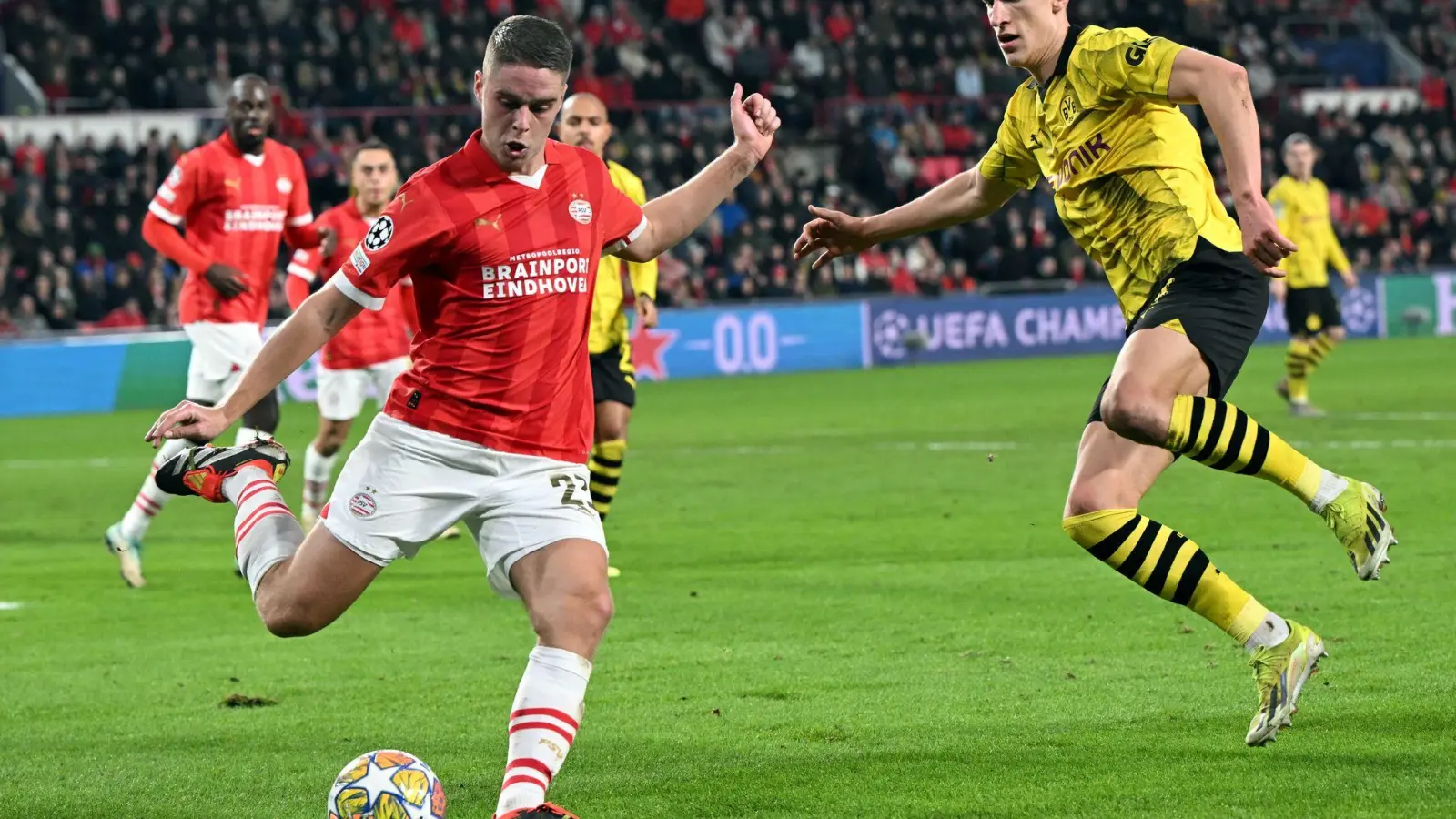 Der zentrale Mittelfeldspieler Joey Veerman (l) schließt sich Borussia Dortmund an. (Archivbild) (Foto: Federico Gambarini/dpa)