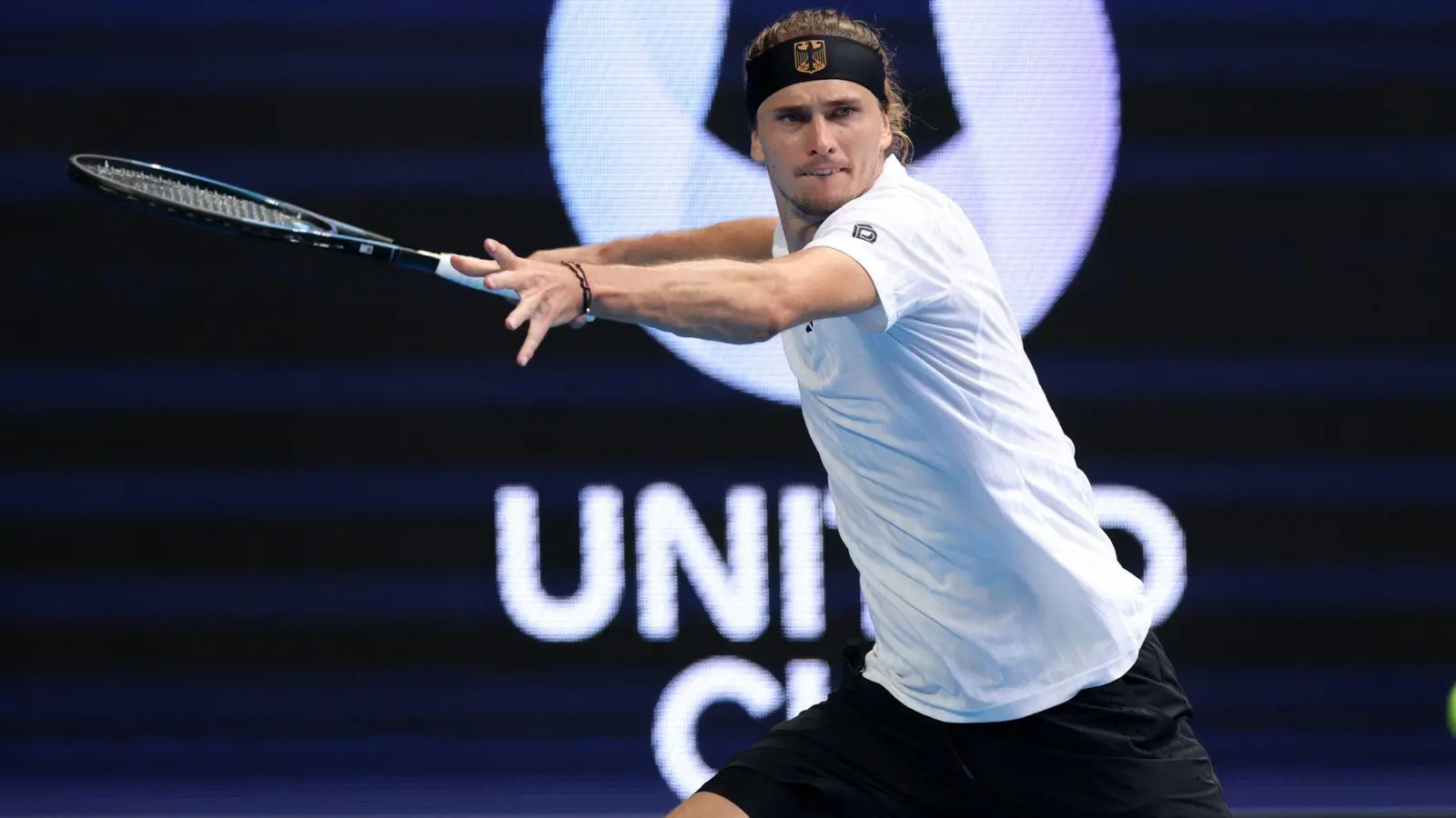 Alexander Zverev gewinnt sein erstes Saisonmatch und sorgt für die Entscheidung im Duell gegen Brasilien (Foto: Richard Wainwright/AAP/dpa)