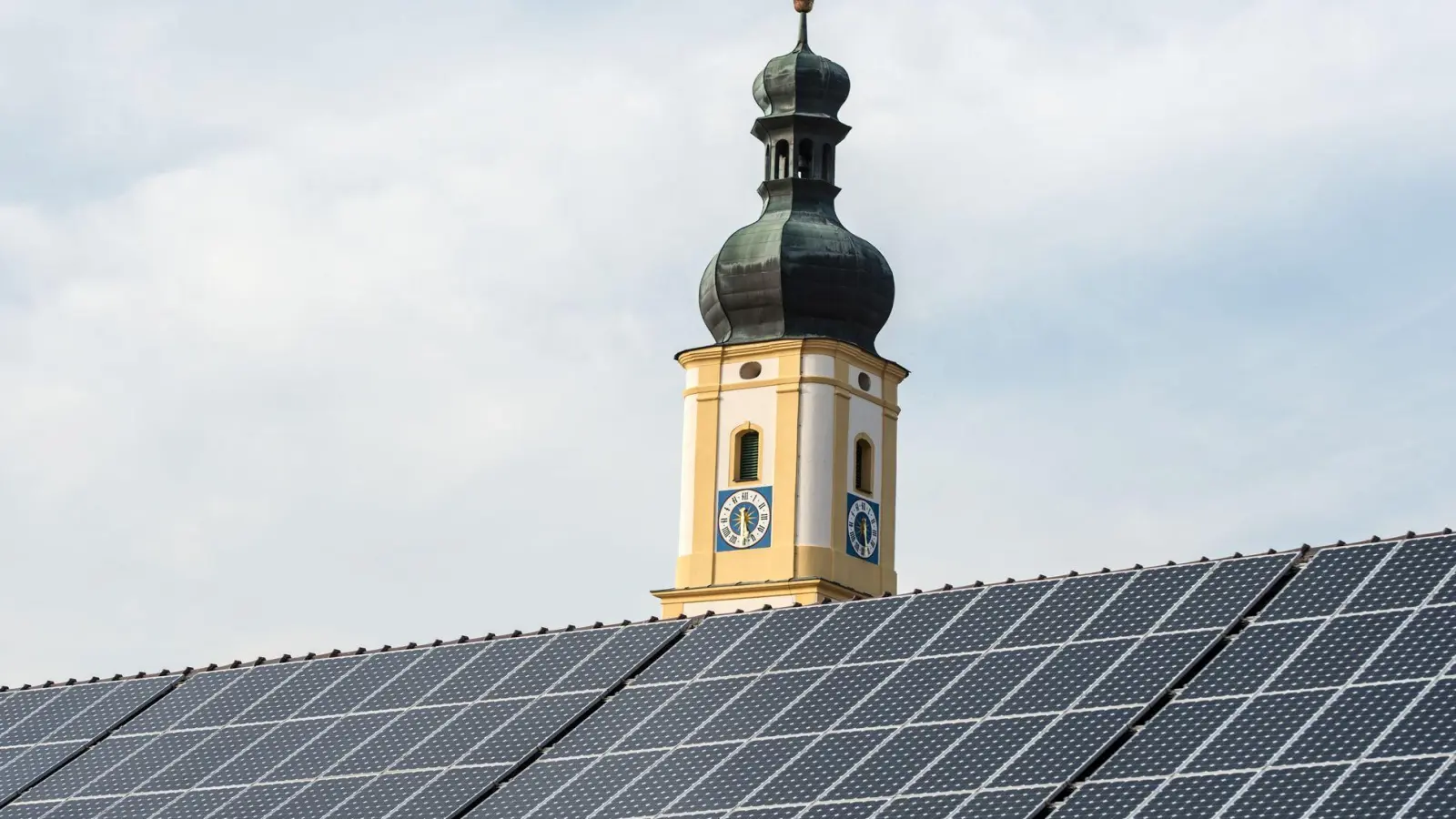 So sollte es nach dem Plan der Staatsregierung bis 2025 auf allen geeigneten staatlichen Dächern aussehen: Solarmodule produzieren klimafreundlichen Strom. (Archivbild) (Foto: picture alliance / dpa)