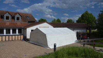 Die Kinder der Dietenhöfer Tagesstätte „Schabernack“ werden während der Renovierung ihrer Gruppenräume teilweise in einem Zelt betreut. (Foto: Yvonne Neckermann)