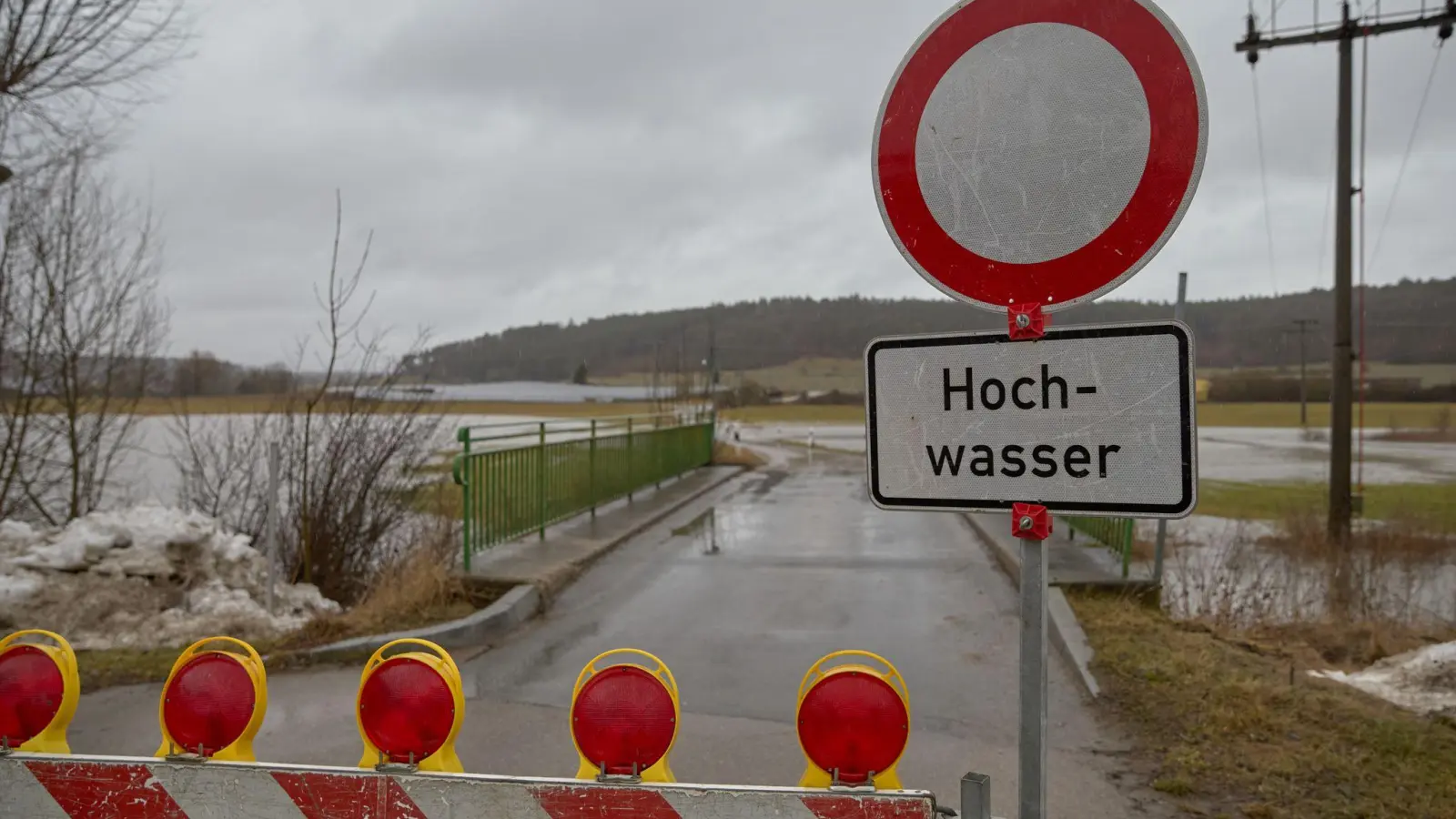Viel Regen und milde Temperaturen lassen den Schnee schmelzen - und Flüsse und Bäche steigen.  (Foto: Tizian Gerbing/dpa)