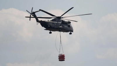 Auch ein Löschhubschrauber soll bei Tageslicht unterstützen, hieß es. (Foto: Sebastian Kahnert/dpa)