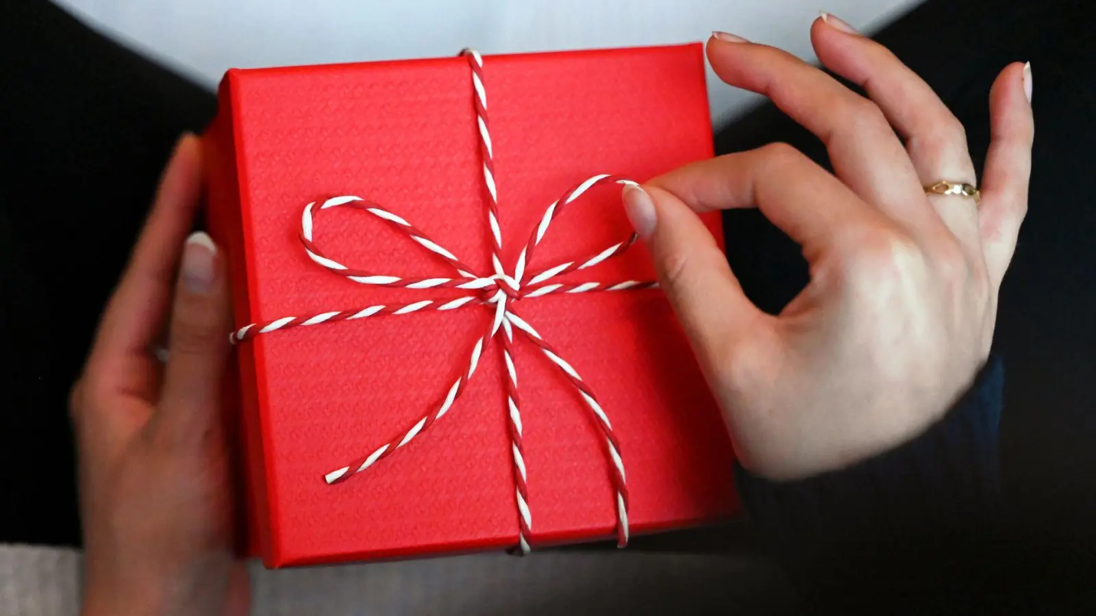 Eine Geschenkbox für sich selbst: Rund 2000 Euro geben die Bundesbürger nach einer Umfrage pro Jahr für „Ich-Geschenke” aus.  (Foto: Elisa Schu/dpa)