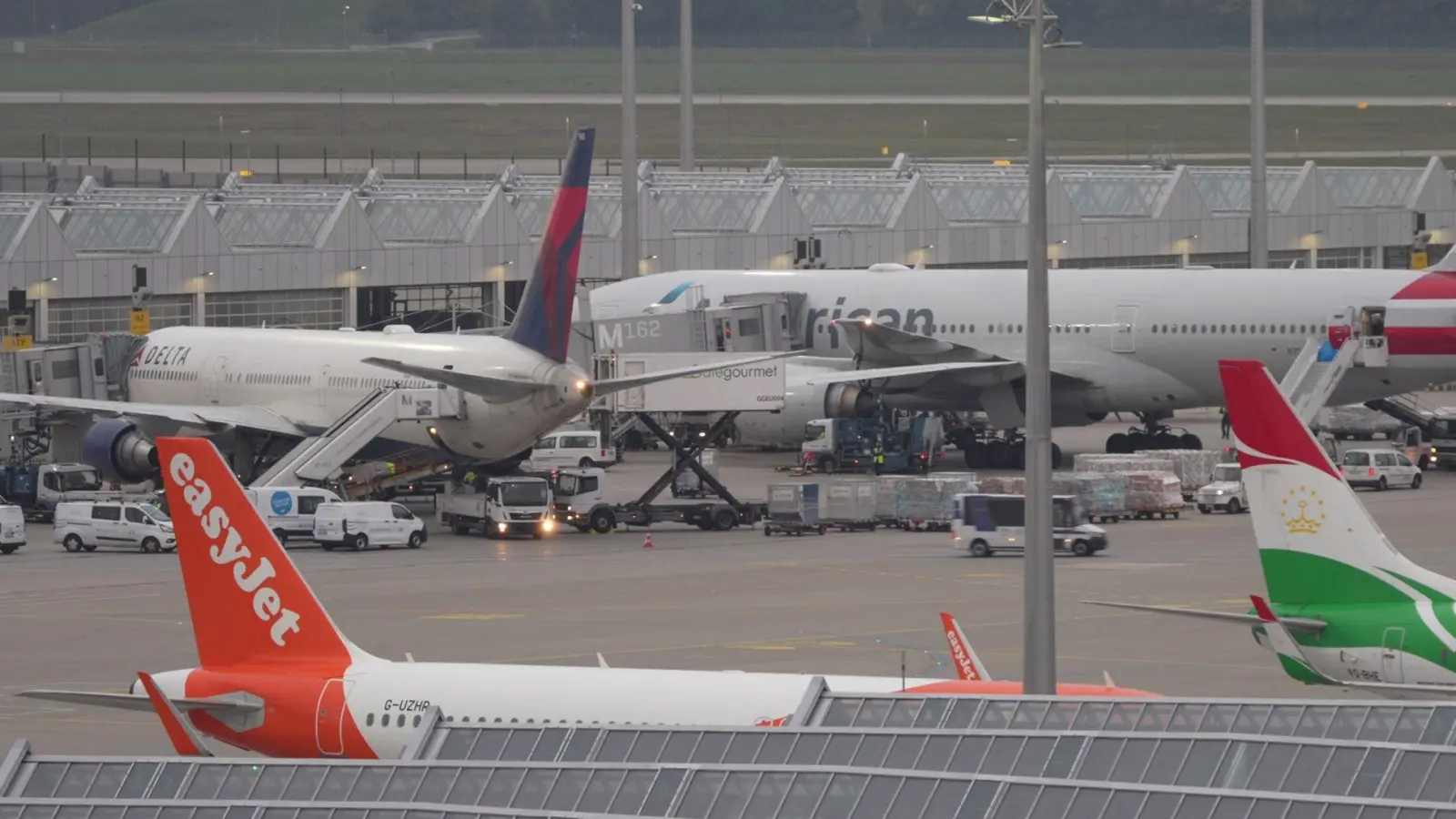 Nach der erneuten Betriebsunterbrechung wegen Drohnen ist in München der Flugbetrieb langsam wieder angelaufen. (Foto: Enrique Kaczor/onw-images/dpa)