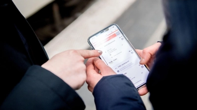 Die Deutsche Bahn hat die Frist für kostenlose Sofortstornierungen von Tickets auf drei Stunden verkürzt: Dies gilt für alle online gekauften Fernverkehrstickets. (Foto: Zacharie Scheurer/dpa-tmn)