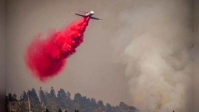 Ein Flugzeug wirft Löschmittel auf das Garnet Fire in Kalifornien ab. (Foto: Ethan Swope/AP/dpa)