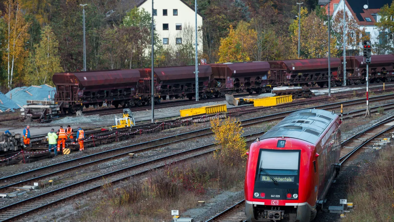 Nordbayern wartet auf die Elektrifizierung der Franken-Sachsen-Magistrale. (Archivbild) (Foto: Daniel Vogl/dpa)