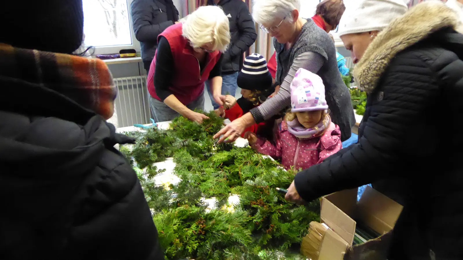 Beim Weihnachtsmarkt in Röckingen werden Adventskränze hergestellt. (Foto: Walter Oberhäußer)