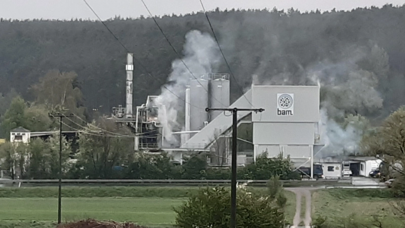 Wenn das Asphaltmischwerk bei Tragelhöchstädt produziert, raucht und dampft es stark. (Archivbild: privat)