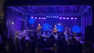 Den Soundcheck absolvierte die Band „TBA“ noch im strömenden Regen, doch später beruhigte sich das Wetter, und der Platz vor der Bühne am Martin-Luther-Platz füllte sich. (Foto: Jonas Volland)