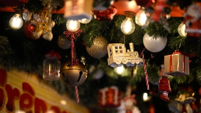 Bei den Kunden ist die Lust auf Weihnachtsmärkte noch nicht wieder so groß wie vor der Pandemie. (Foto: Roberto Pfeil/dpa)