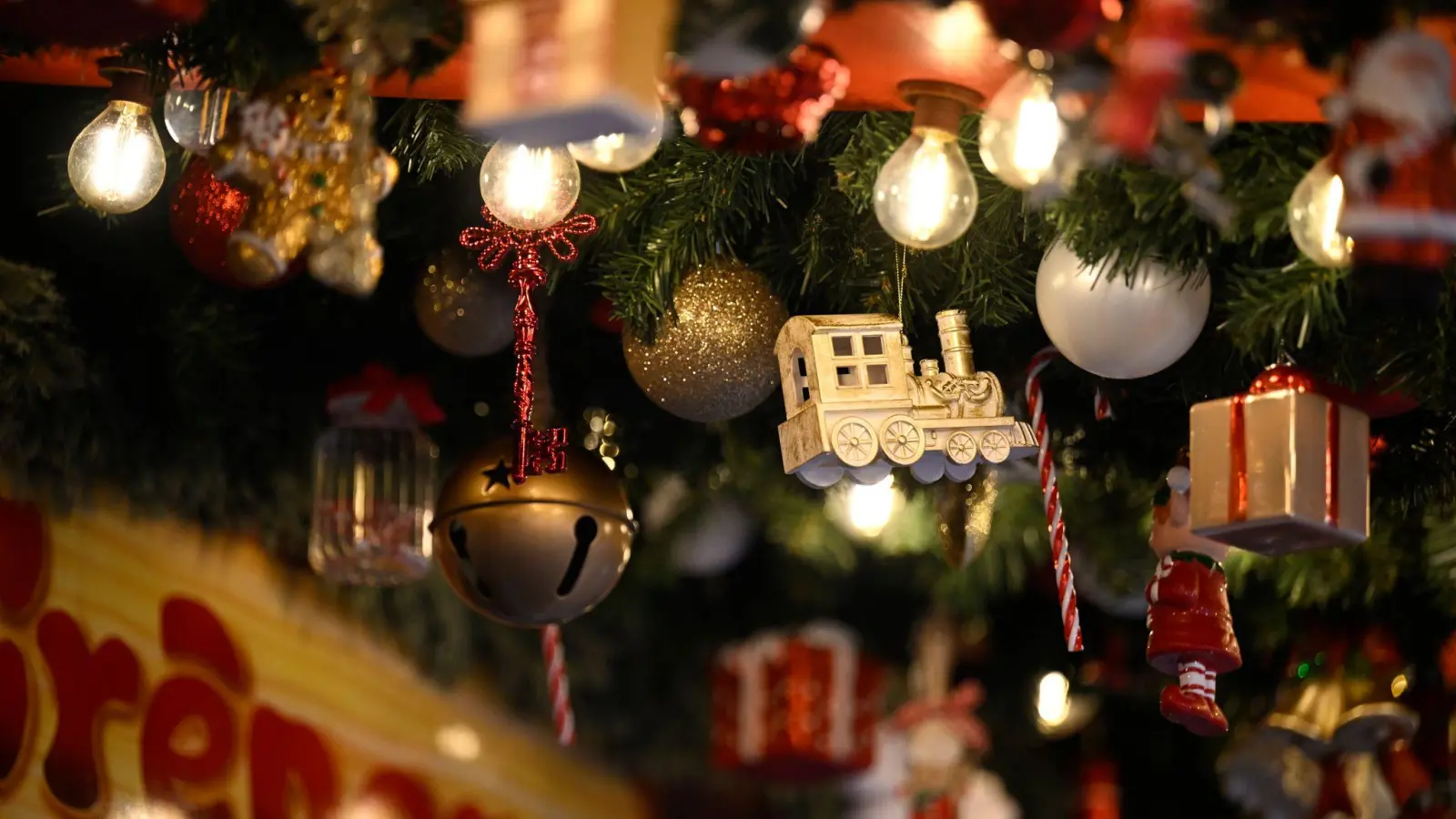 Bei den Kunden ist die Lust auf Weihnachtsmärkte noch nicht wieder so groß wie vor der Pandemie. (Foto: Roberto Pfeil/dpa)