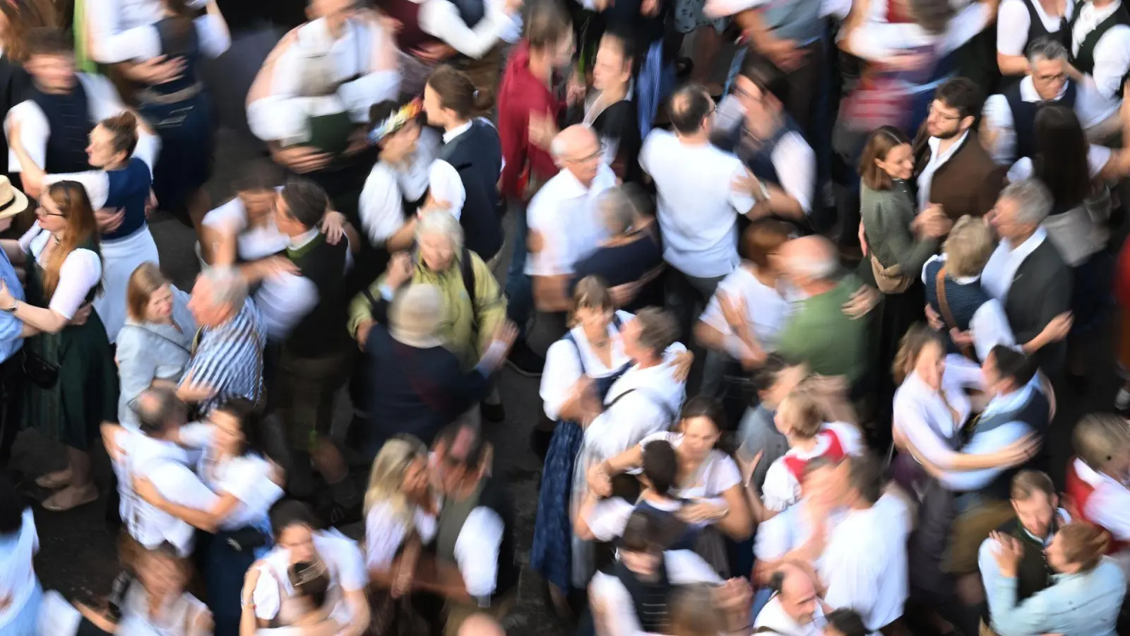 Beim Brechtfestival in Augsburg stehen in diesem Jahr mehrere Tanzwettbewerbe auf dem Programm, unter anderem ein zweitägiger Marathontanz. Auch ein Ableger des Volkstanzfestes Kocherlball am Chinesischen Turm in München ist geplant. (Archivfoto) (Foto: Felix Hörhager/dpa)