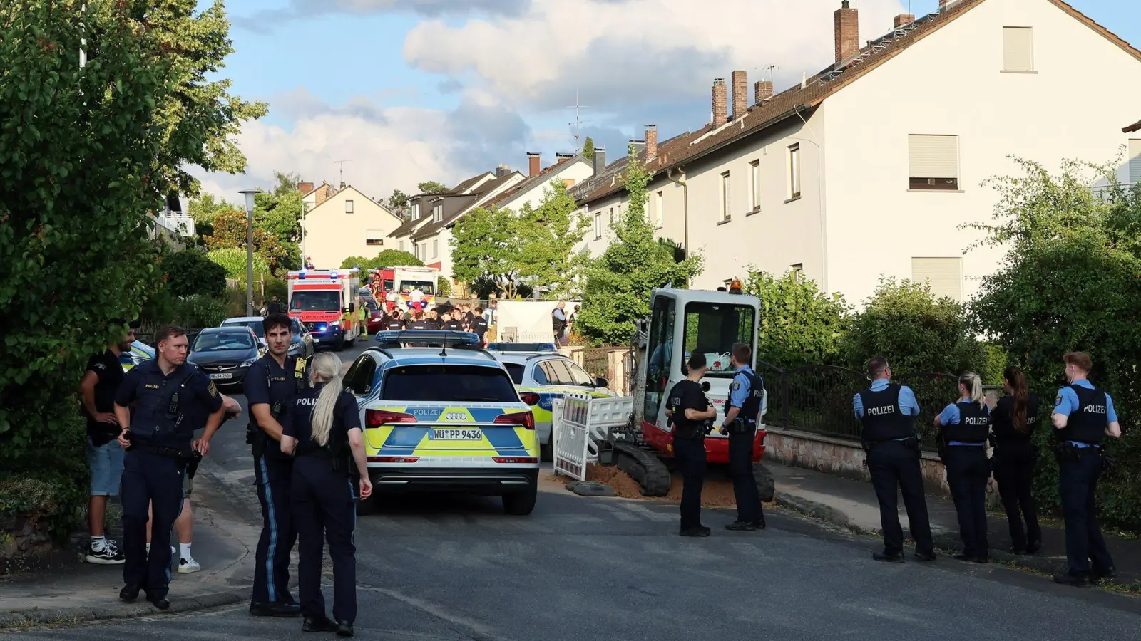 Zahlreiche Polizeikräfte kamen nach Alzenau, wo zwei Schwestern in einem Haus gewaltsam zu Tode kamen.  (Foto: Ralf Hettler/dpa)