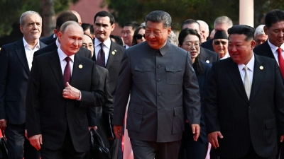 Der russische Präsident Wladimir Putin, der chinesische Präsident Xi Jinping und der nordkoreanische Machthaber Kim Jong Un kommen zu einer Militärparade anlässlich des 80. Jahrestages der Kapitulation Japans im Zweiten Weltkrieg. (Foto: Sergei Bobylev/Pool Sputnik Kremlin/dpa)