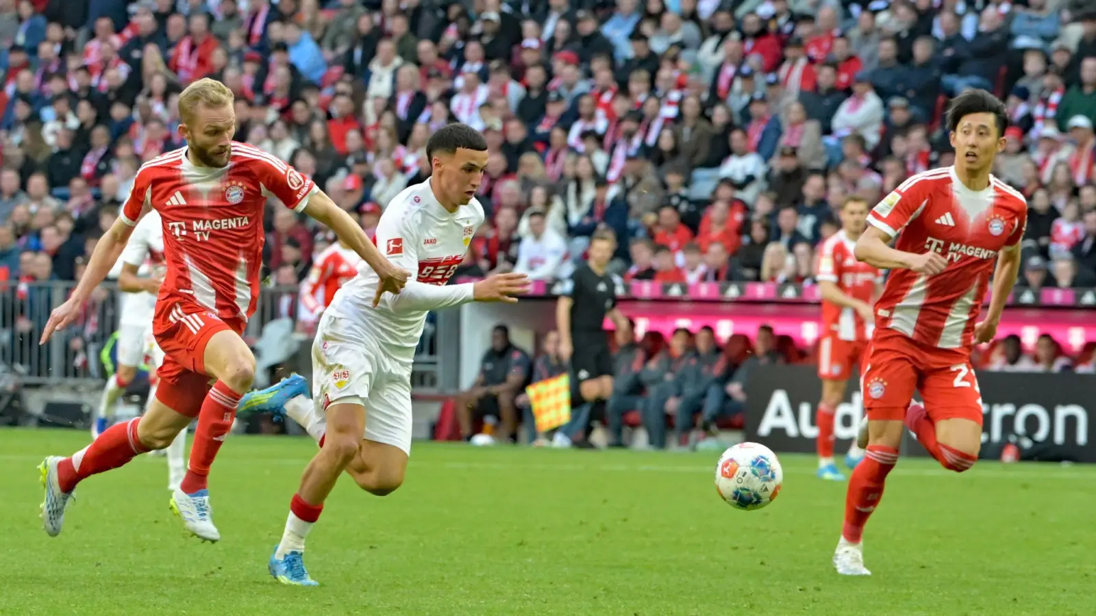 Stehen sich im Pokalfinale gegenüber: Stuttgarts  Bilal El Khannouss und die Bayern-Profis Hiroki Ito und Konrad Laimer. (Archivbild) (Foto: Malin Wunderlich/dpa)