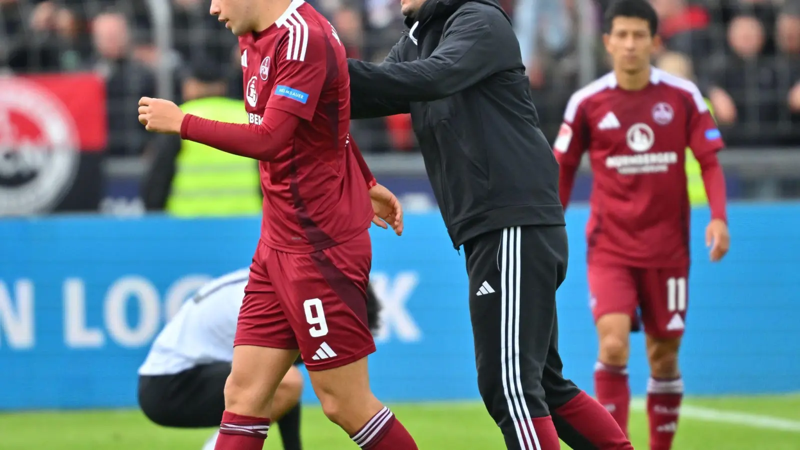 Miroslav Klose (M) muss gegen Hertha ohne Stürmer Stefanos Tzimas (l) auskommen, der zuletzt beim Sieg in Ulm die Rote Karte sah. (Foto: Jan-Philipp Strobel/dpa)