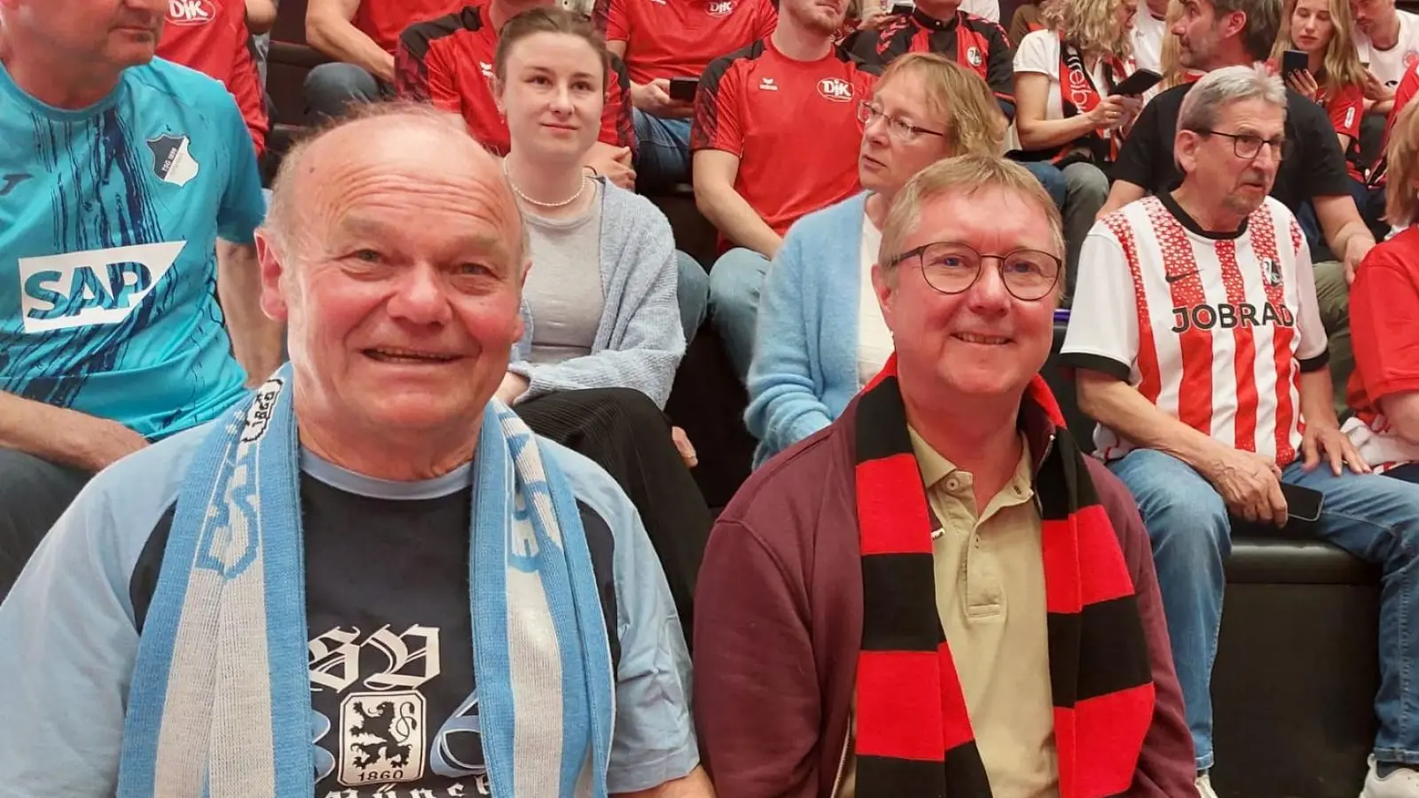 MIchael Beck gehörte in dieser Saison zu den Begleitern von Friedrich Zinnecker bei seinen Besuchen im Spotstudio. Sein einstiger Trainer ist begeisterter Anhänger von 1860 München, Beck Bayern-Fan. Im Studion trug er einen Schal des TSV Dinkelsbühl,  (Foto: privat)