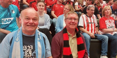 MIchael Beck gehörte in dieser Saison zu den Begleitern von Friedrich Zinnecker bei seinen Besuchen im Sportstudio. Sein einstiger Trainer ist begeisterter Anhänger von 1860 München, Beck Bayern-Fan. Im Stadion trug er einen Schal des TSV Dinkelsbühl,  (Foto: privat)