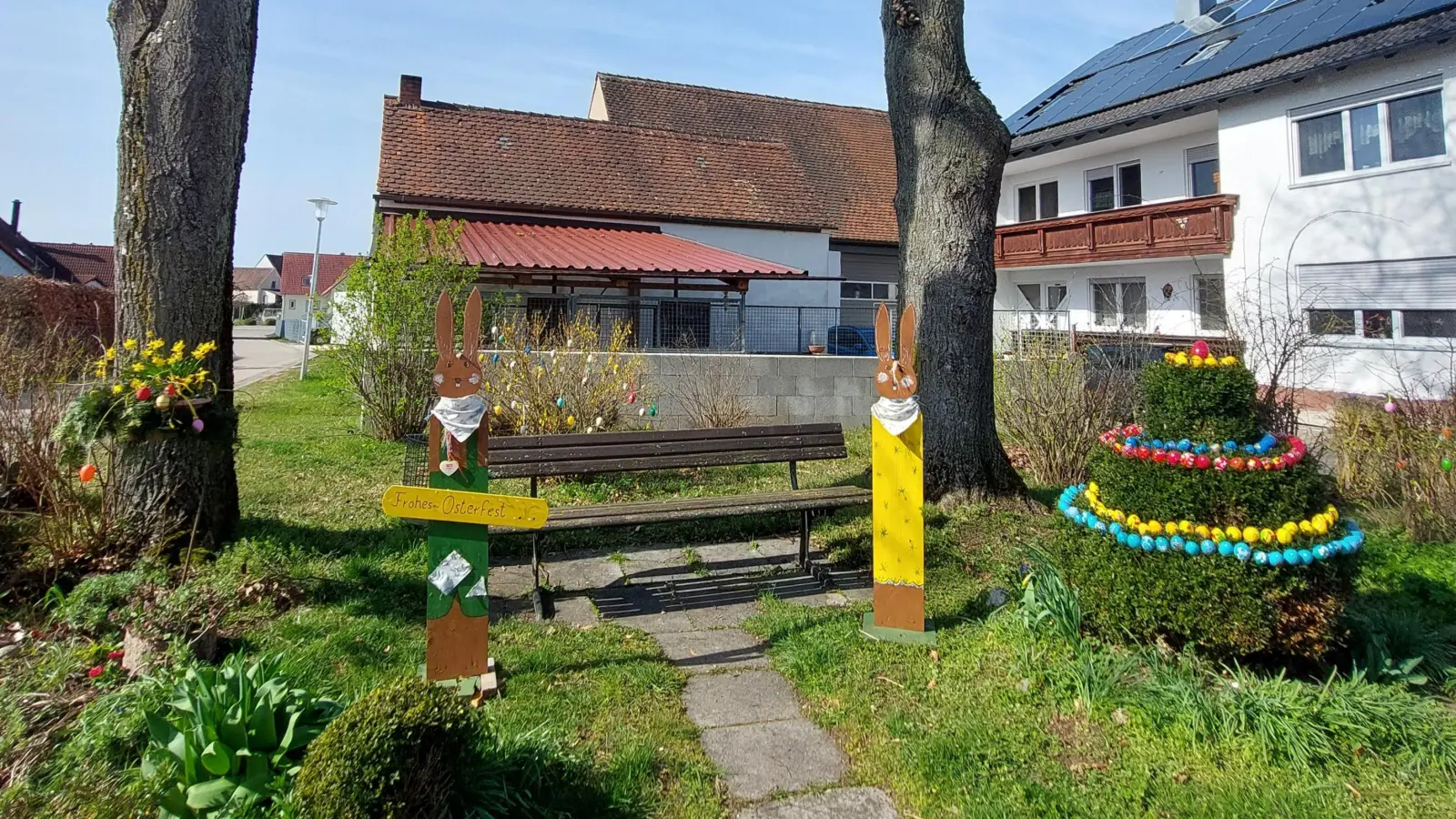 Die Vorfreude auf das Fest und den Frühling zeigt sich auch in Neuses, einem Ortsteil von Burgoberbach.  (Foto: Karin Ringler)