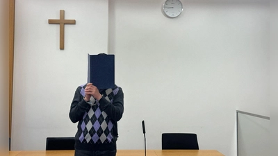 Ein 39 Jahre alter Mann ist vor dem Landgericht Deggendorf angeklagt, die Staatsanwaltschaft wirft ihm Mord an zwei Nachbarinnen und einem Nachbarn in einem Mehrfamilienhaus in Zwiesel vor. (Foto: Ute Wessels/dpa)