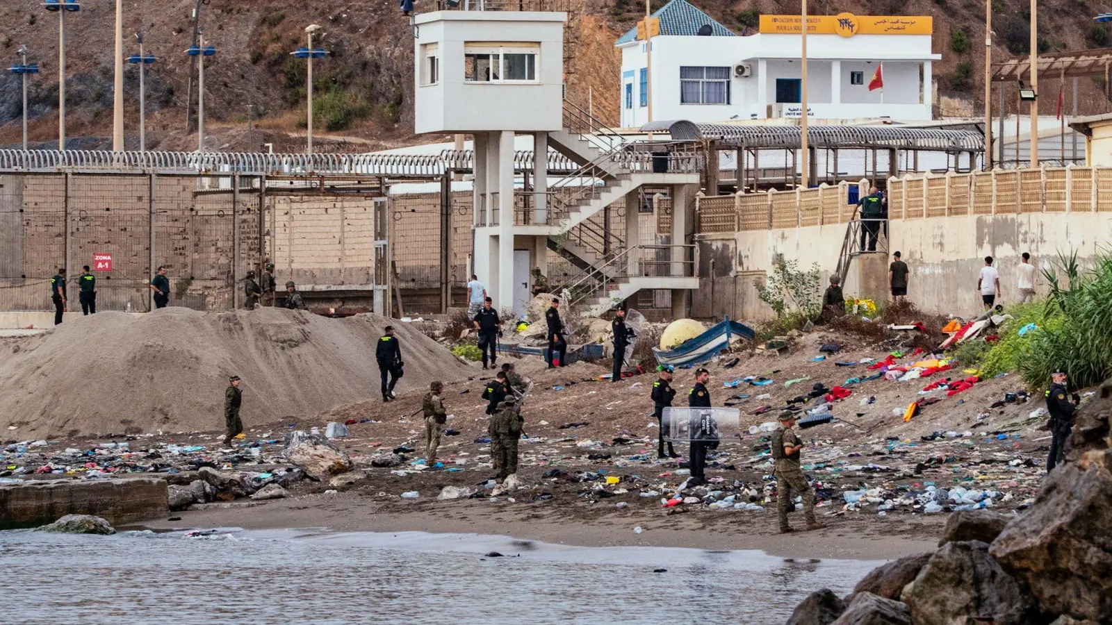 Der Ansturm Zehntausender Menschen aus Marokko hat in Ceuta Spuren hinterlassen.  (Foto: Antonio Sempere/AP/dpa)