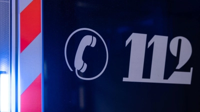 Die Feuerwehr löscht den Brand, doch ein Bewohner wird leicht verletzt. (Symbolbild) (Foto: Hannes P Albert/dpa)