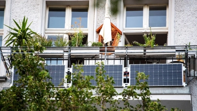 Die Balkonkraftwerke funktionieren genauso wie die großen Anlagen auf dem Dach. Sie sind aber kleiner und lassen sich einfach an der Brüstung installlieren. (Foto: Bernd Diekjobst/dpa-tmn)