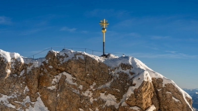 Der Junge will die Zugspitze sehen. (Archivbild) (Foto: Peter Kneffel/dpa)