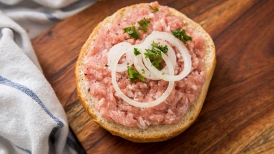 Mett landet gern roh auf einem Brötchen mit Zwiebeln als Topping. (Foto: Christin Klose/dpa-tmn)