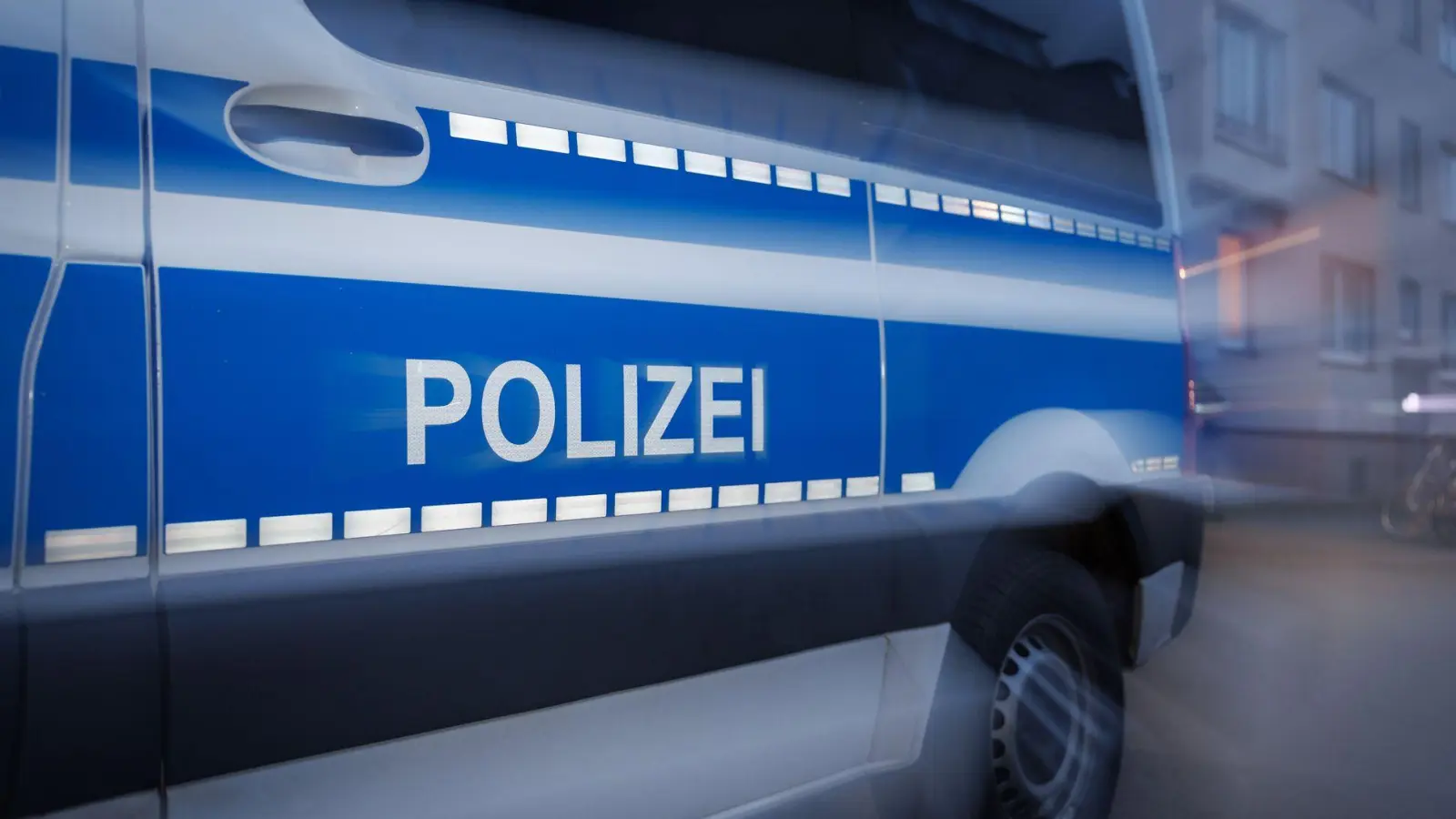 Nach dem Fund eines leblosen 25-Jährigen in der Rednitz im mittelfränkischen Stein ermittelt die Kriminalpolizei. (Symbolbild) (Foto: Friso Gentsch/dpa)