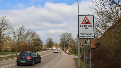 Die Hinweistafeln auf die Großbaustelle an der Dinkelsbühler Kreuzung Am Brühl stehen bereits. Einen konkreten Termin für den Baustart kann das Staatliche Bauamt derzeit allerdings noch nicht nennen. Gerechnet wird mit Mitte bis Ende März. (Foto: Martina Haas)