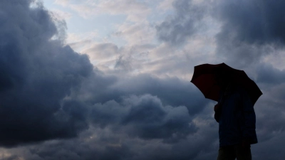 In den kommenden Tagen sollte man noch einen Regenschirm parat haben. (Symbolbild) (Foto: Martin Gerten/dpa)