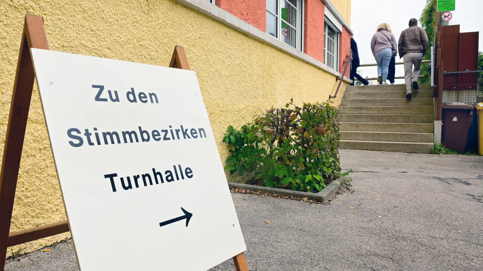 Viele Menschen nutzen nach wie vor die Möglichkeit, im Wahllokal ihre Stimme abzugeben, wie hier in der Güllschule in Ansbach. (Foto: Jim Albright)