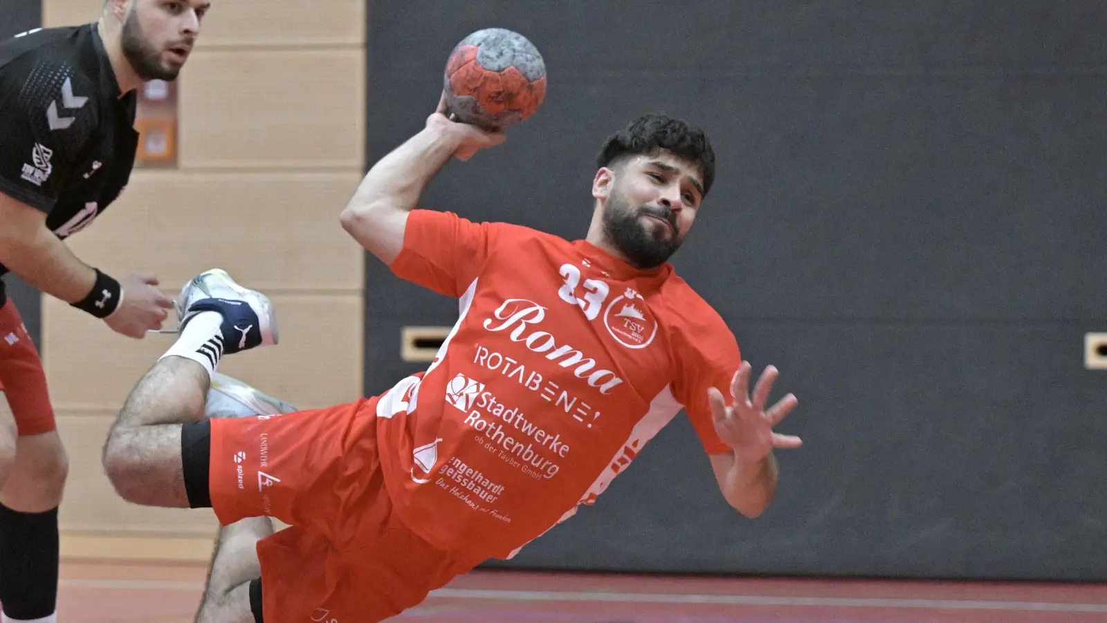 Ein Tiefflug-Spezialist im Trikot des TSV Rothenburg: Abdul Aziz Altwish (hier gegen den TSV Lohr). (Foto: Martin Rügner)