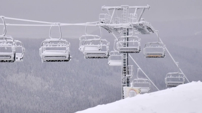 Kulanz-Klausel bei Extremwetter: Auf Antrag und in begründeten Einzelfällen können Skiliftbetreiber gegen Rückgabe des Skipasses einen Ausgleich gewähren. (Foto: Martin Schutt/dpa/dpa-tmn)