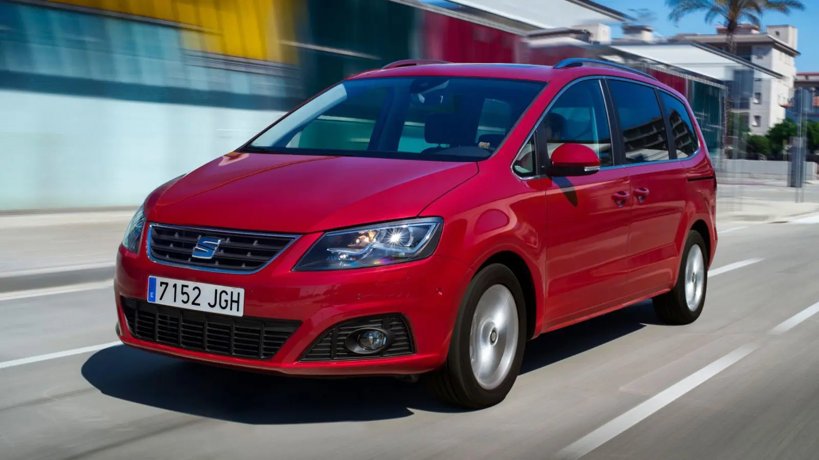 Familie auf großer Fahrt? Wer viel Platzbedarf für Insassen und Gepäck hat, kann über den Seat Alhambra nachdenken, sollte aber durchaus ein paar Dinge beachten. (Foto: Seat/dpa-tmn)