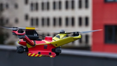 Automatisierte Drohnen sollen künftig Livebilder von Einsatzorten liefern - noch vor Eintreffen der Feuerwehr. (Handout) (Foto: Branddirektion München)