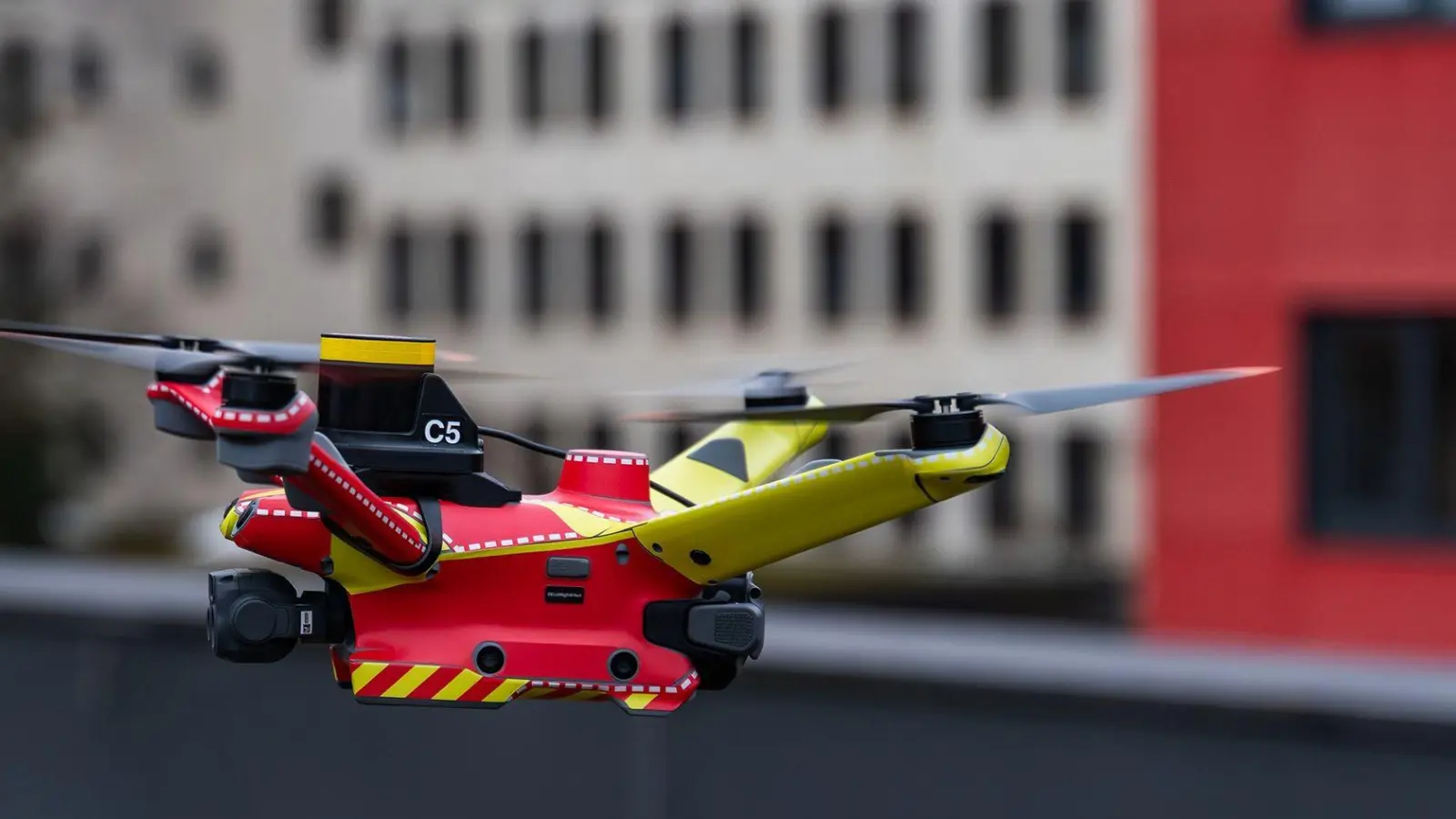 Automatisierte Drohnen sollen künftig Livebilder von Einsatzorten liefern - noch vor Eintreffen der Feuerwehr. (Handout) (Foto: Branddirektion München)