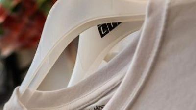 Die Kombination aus „I“ und einem Herz ist auf vielen T-Shirts zu finden.  (Foto: Christoph Soeder/dpa)