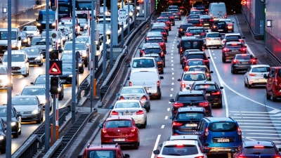 Der Verkehrssektor bleibt in Bayern größter Verursacher von klimaschädlichen Emissionen. 2023 lag der Anteil bei 29,5 Prozent. (Archivbild) (Foto: Matthias Balk/dpa)