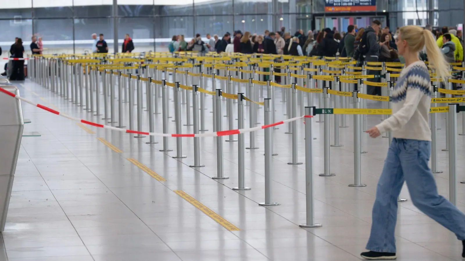 Der Betrieb am Flughafen Köln/Bonn war zeitweilig gestört. (Foto: Henning Kaiser/dpa)