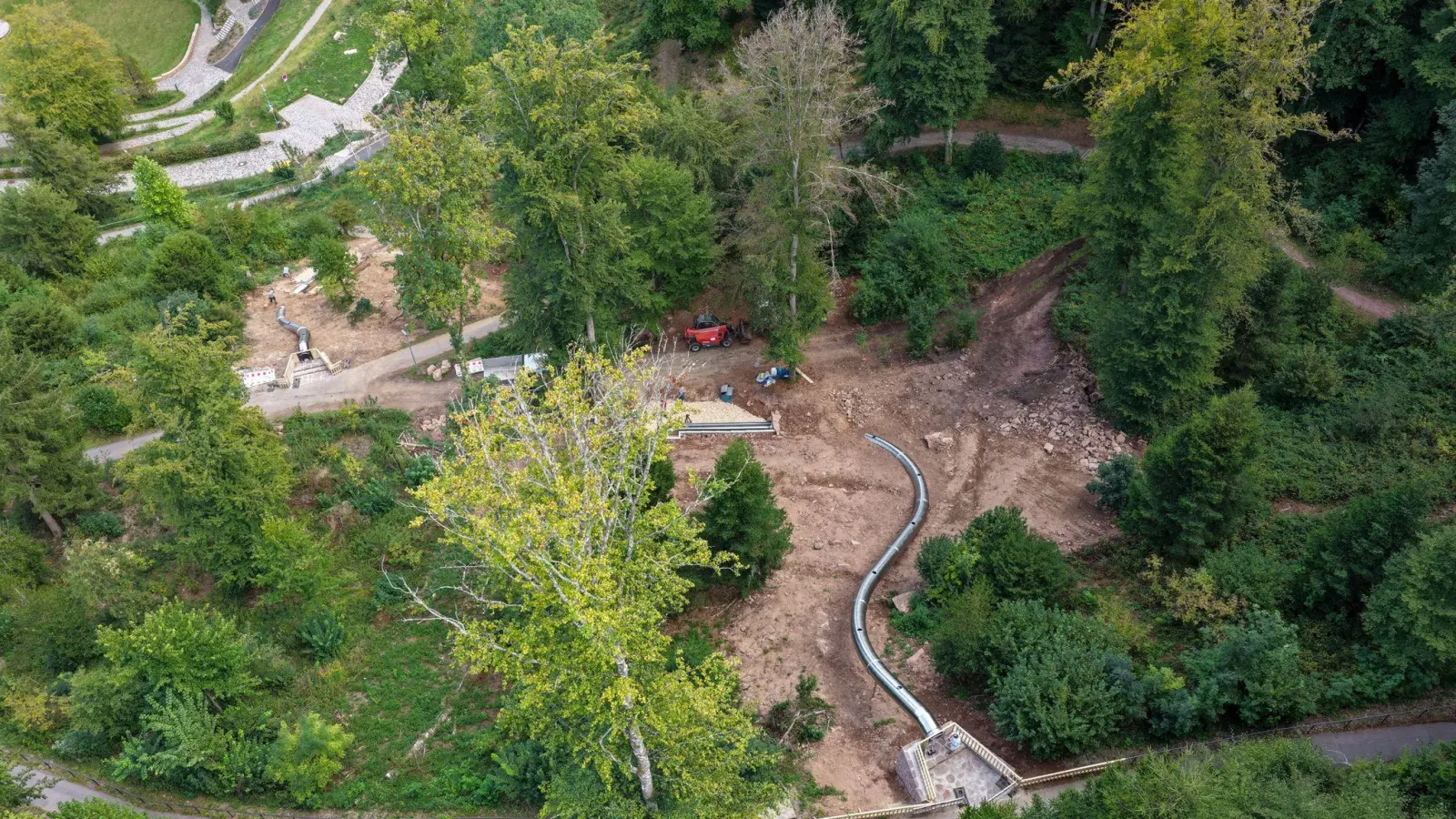 Zwei neue Rutschen im Stadtgarten Calw verbinden künftig den Park mit der Innenstadt. (Foto: Enrique Kaczor/dpa)