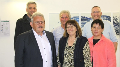 Bürgermeister Stefan Bach bedankte sich bei Marco Lenz, Jeffrey Hausmann (hintere Reihe, von links) sowie bei Herbert Argmann, Karin Strobel und Heike Bogenreuther (vordere Reihe, von links) für ihren Einsatz im Stadtrat. (Foto: Robert Maurer)