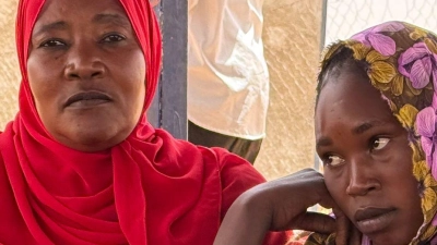 Yeman Mohamat Ramadan (links) engagiert sich im Flüchtlingslager für Frauenrechte und will die Mauer des Schweigens über Gewalt durchbrechen. (Foto: Eva Krafczyk/dpa)
