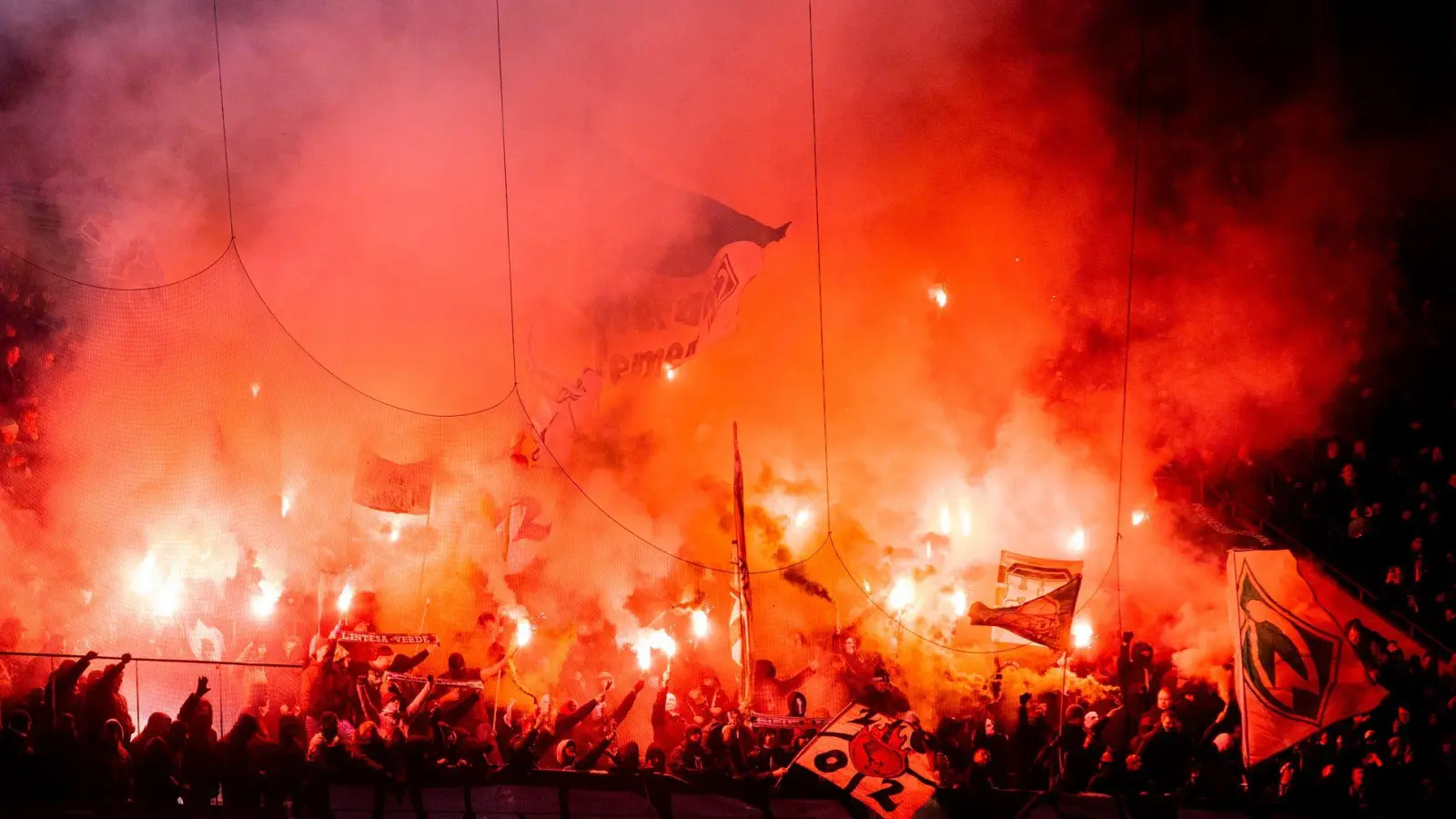 Gibt es künftig Punktabzüge für Pyro-Vergehen im Stadion? Der Bremer Innensenator Ulrich Mäurer schlägt genau das vor. (Foto: Rolf Vennenbernd/dpa)