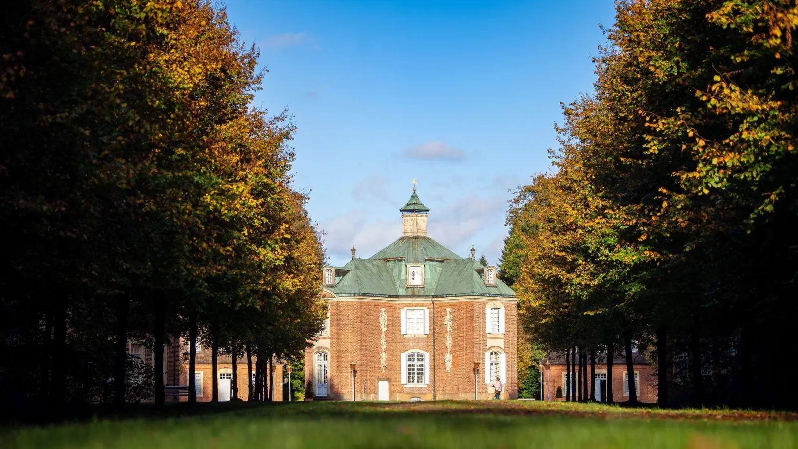 Das barocke Schloss Clemenswerth im Emsland ist die einzige noch erhaltene Alleesternanlage weltweit: Acht Lindenalleen führen zum Mittelpunkt, dem Jagdschloss. (Foto: Sina Schuldt/dpa)