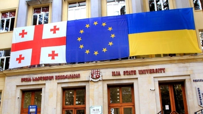 Eine EU-Flagge hängt an einem Wahllokal in Tiflis - bei der Abstimmung geht es auch darum, ob das Land sich der EU oder Russland annähern soll.  (Foto: Shakh Aivazov/AP/dpa)