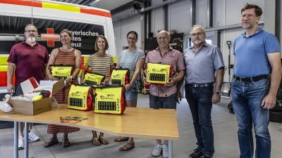 Bei der Übergabe der RollBAGs waren anwesend (von links) Michael Strehl, Wachdienstleiter BRK-Bechhofen, die Lebensretter Julia Pockberger, Elisabeth Sefrin, Mirjam Kunzelmann, Christian Hückelkamp sowie Bernd Kober Geschäftsführer FvRw-Bechhofen und Umgebung und dritter Bürgermeister Joachim Hartnagel. (Foto: Guenter Schmidt)