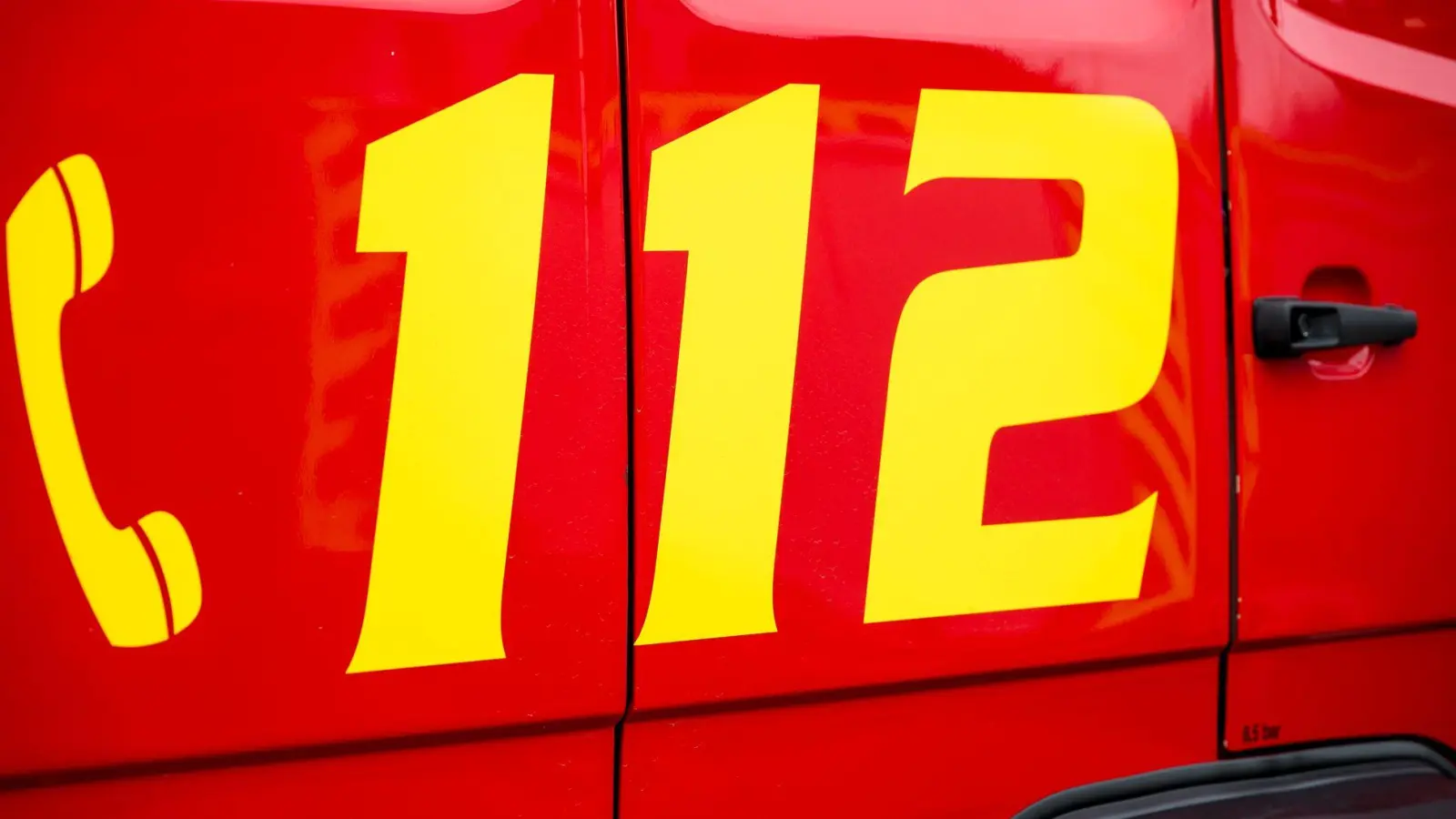 Feuerwehrleute konnten das Auto nicht öffnen, ohne es zu beschädigen. (Symbolbild) (Foto: Daniel Vogl/dpa)